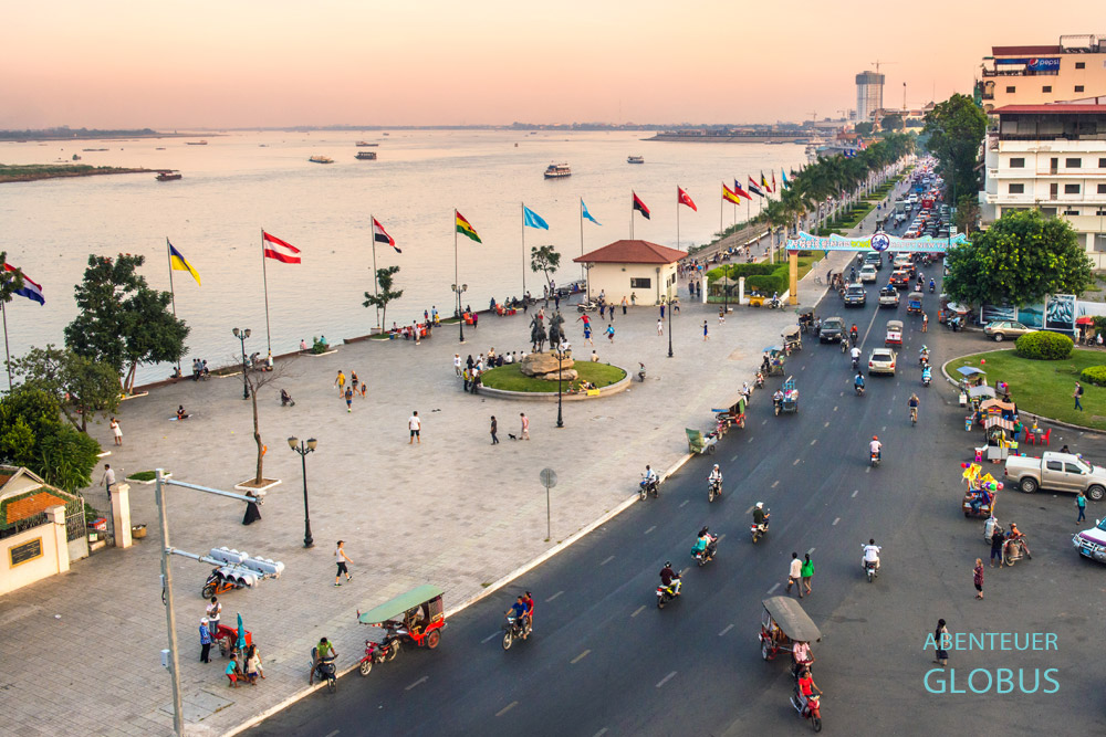 Sisowath Quay in Phnom Penh am Tonle-Sap-Fluss mit abendlichem Verkehr 