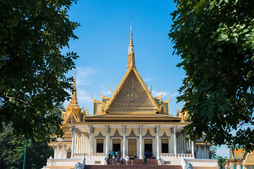Kambodscha, Phnom Penh, Besucher vor dem Thronsaal des Königspalastes