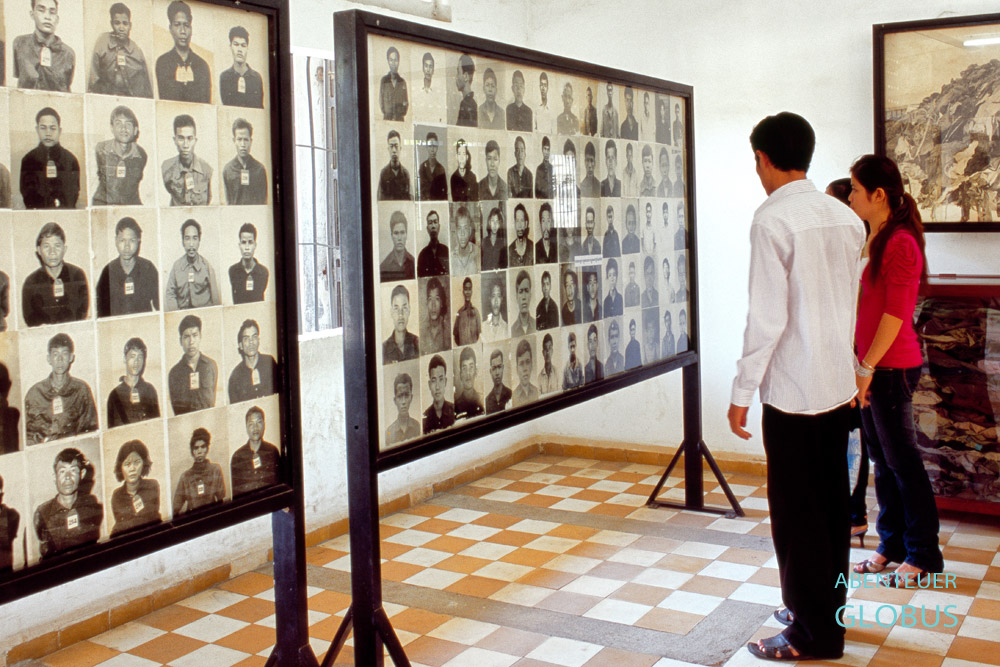 Kambodscha, Phnom Penh, Besucher im Tuol-Sleng-Genozid-Museum