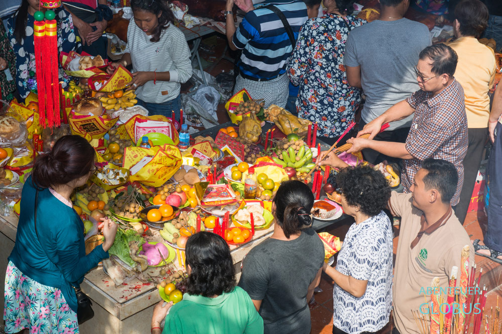 Gläubige Kambodschaner spenden zum Vollmondfest im Wat Phnom in Phnom Penh