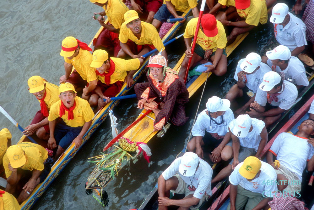 Ruderer zum Wasserfest Bon Om Tuk auf dem Tonle Sap Fluss in Phnom Penh