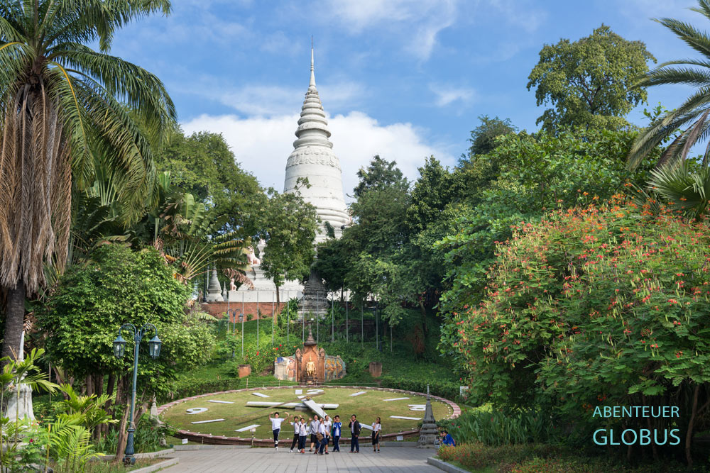 Stupa und riesige Uhr im Wat Phnom in Phnom Penh