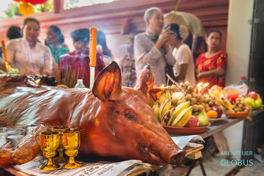 Spenden im Wat Phnom zum Vollmondfest in Phnom Penh in Kambodscha