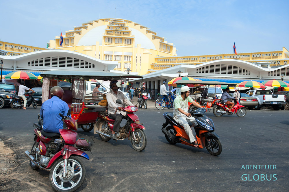 Verkehr vor dem Zentralmarkt in Phnom Penh. Der Markt Phsar Thmey ist im Art-déco-Stil erbaut.