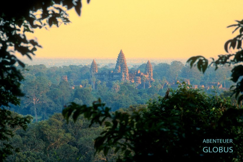 Sunset vom Berg Phnom Bakheng mit Aussicht auf das Angkor Wat.