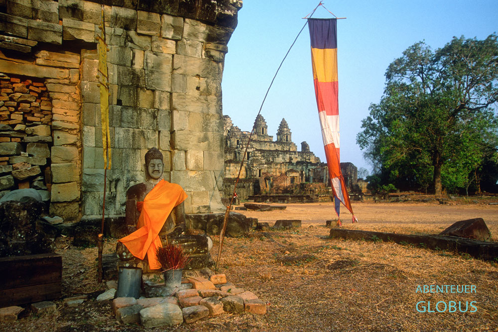 Kambodscha, Angkor, Buddha-Statue auf dem Berg Phnom Bakheng