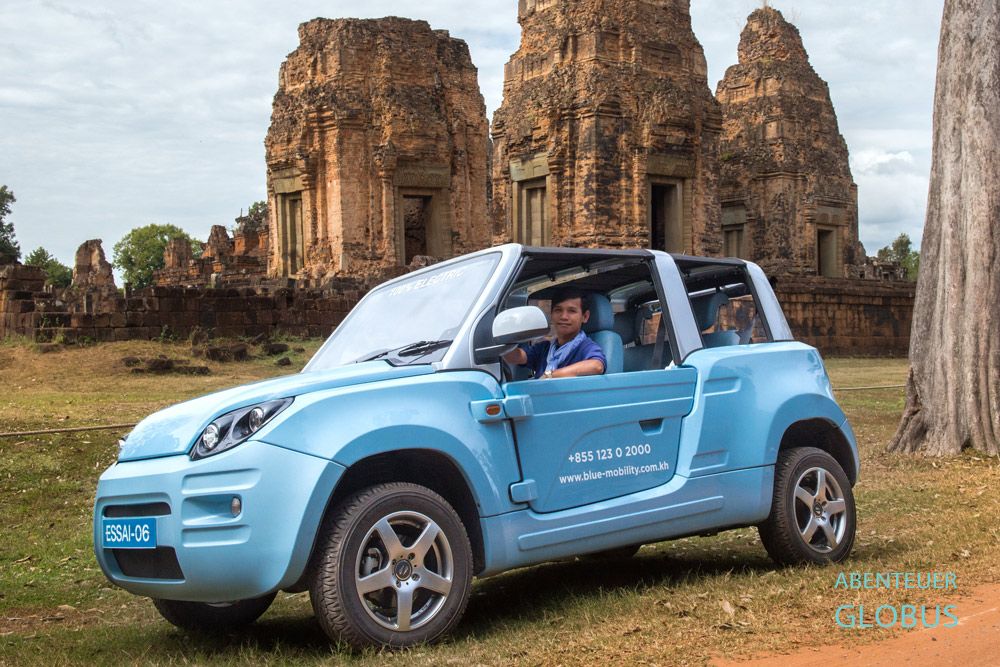 Tipps für Angkor: Fahrer und Tourist mit dem Bluecar in der Tempelstadt Angkor 