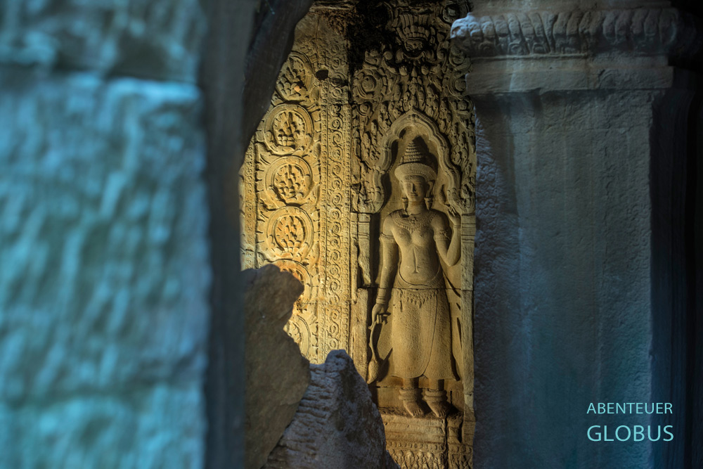 Wandrelief mit Stein-Apsara-Tänzerin im Tempel Preah Khan in Angkor. In der Sprache der Khmer heißt der Tempel Heiliges Schwert.