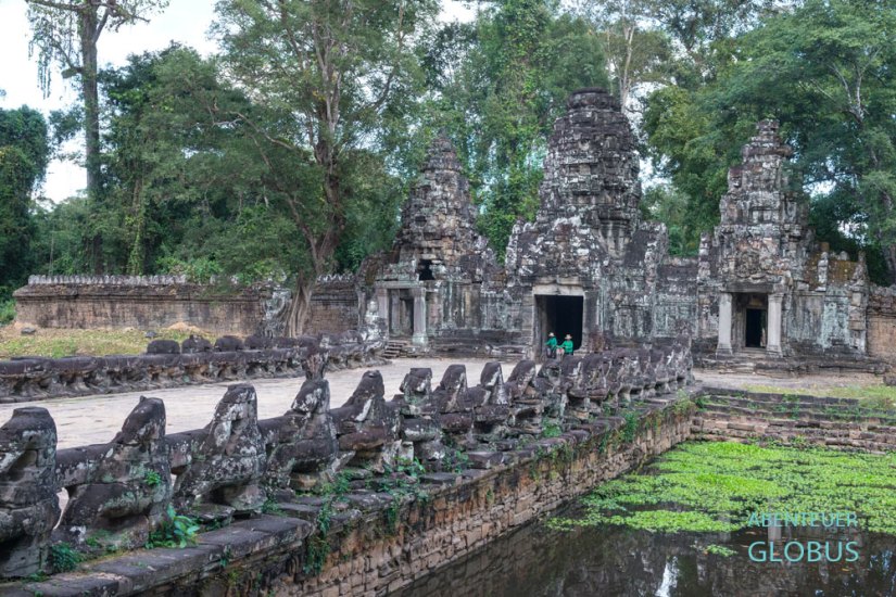 Eingangstor vom Tempel Preah Khan. Ein Wassergraben umschließt die rechteckige Tempelanlage.