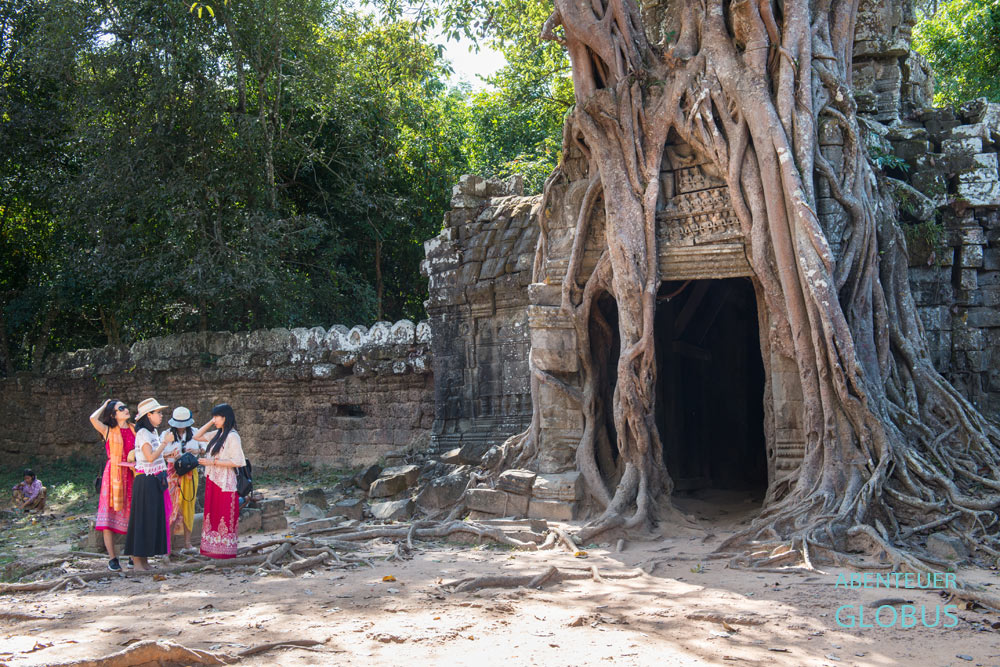 Besucher am Tempel Ta Som in Angkor: Der Tempel wurde im klassischen Bayon-Stil erbaut.