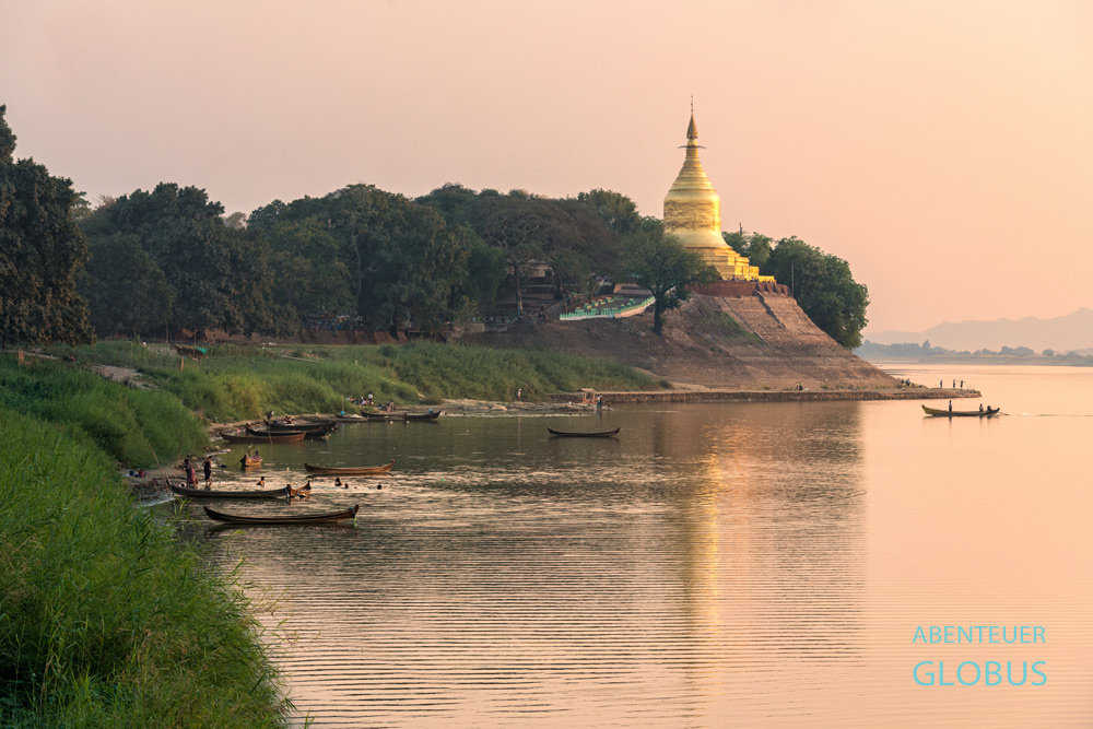 Myanmar, Bagan, Abendstimmung am Ayeyarwady-Fluss und die Lawkananda-Pagode bei Neu-Bagan