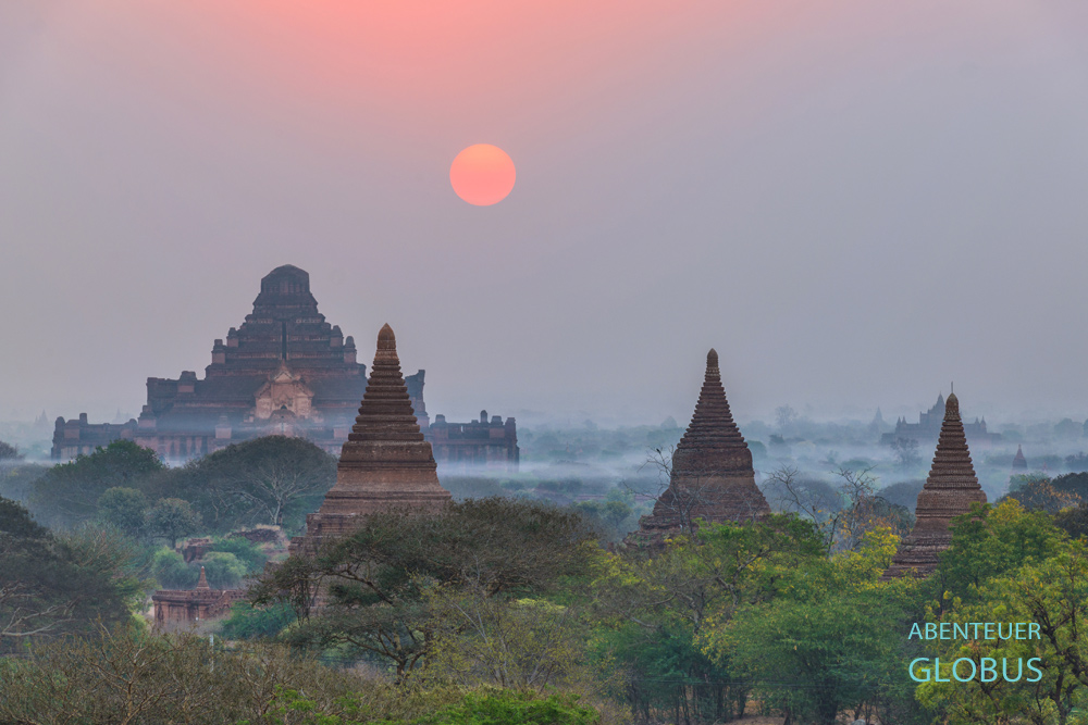 Myanmar, Sonnenaufgang in der Ebene von Bagan. Das Highlight darf bei keinem Reisenden fehlen.