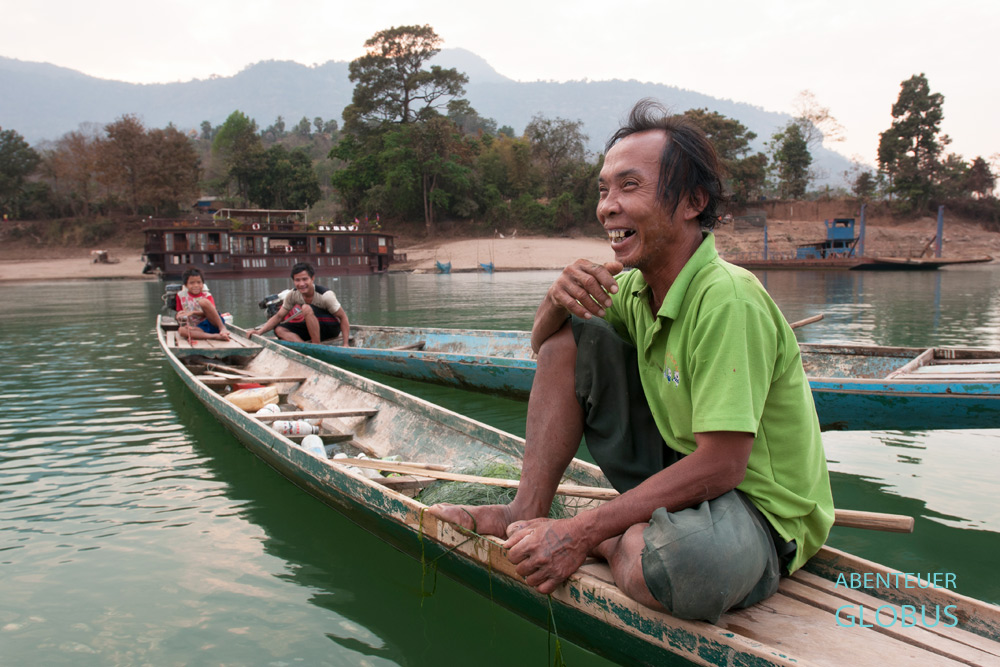 Mekong, Laos. Hier geht das Leben noch sehr ruhig zu. Fischer Janthi aus dem Dorf Hung Noi legt am späten Nachmittag neue Köder für die Nacht aus.