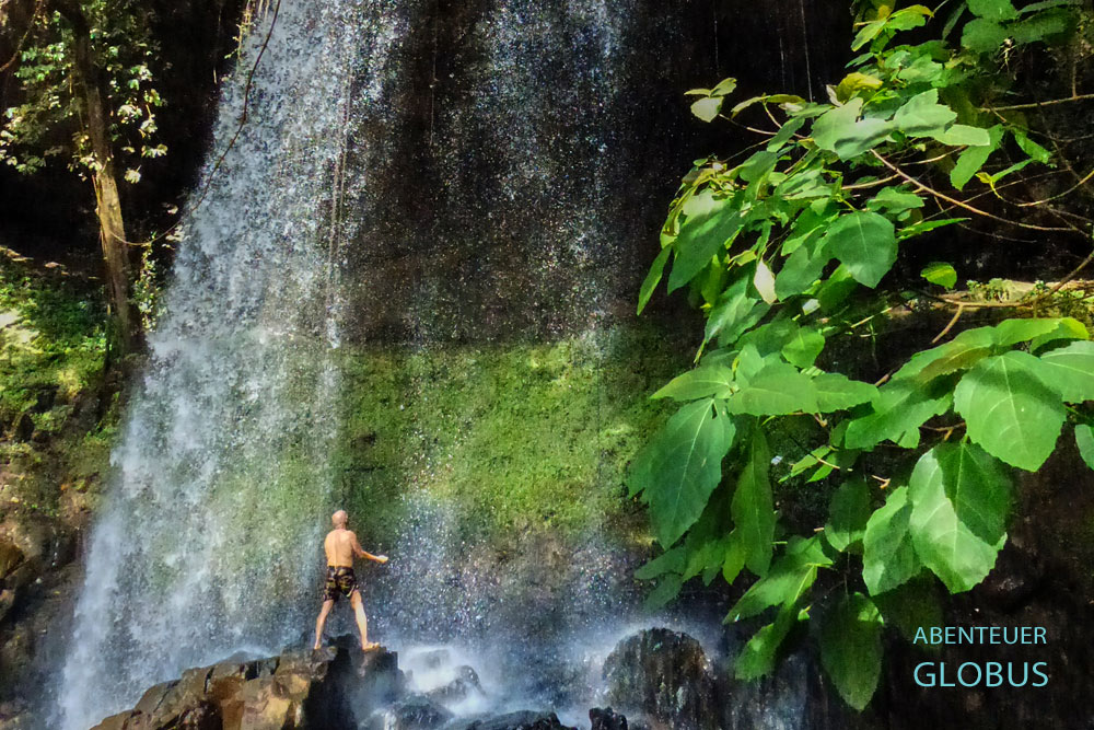 Kambodscha, Banlung, Eine Erfrischung bietet der Wasserfall Cha Ong allemal, aber bei den rutschigen Steinen ist Vorsicht geboten.Wasserfall Cha Ong