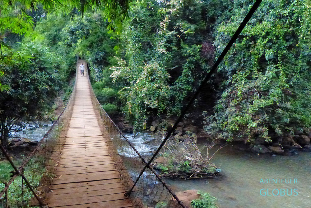Kambodscha, Banlung, Den besten Blick auf dem Wasserfall Kachang hat man von der Hängebrücke.
