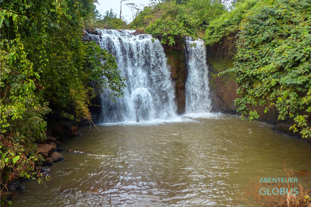 Kambodscha, Banlung, Der Naturpool des Wasserfalls Kachanglädt zum Baden ein.