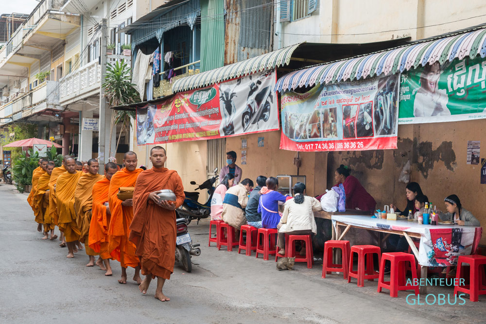 Mönche und Novizen beim Almosengang in Battambang