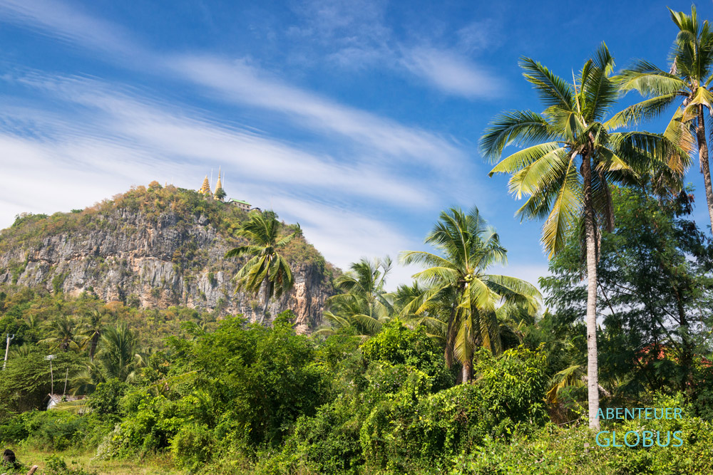 Der Berg Phnom Sampeau mit Wat Sampeau steht mitten in Reisfeldern nahe der Stadt Battambang.