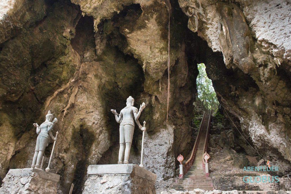 Die Kalksteinhöhle im Berg Phnom Sampeau beherbergt Khmer-Figuren. Die Killing Cave ist bekannt für Gräueltaten der Roten Khmer.