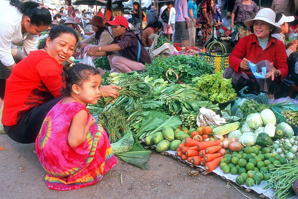 Der Markt Psar Nat in Battambang liegt im Herzen der Stadt. Täglich bieten die Händler frisches Obst und Gemüse an.