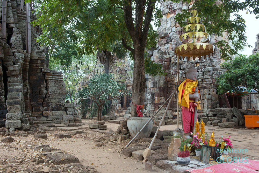 Kambodscha, Battambang, Wat Banan besitzt fünf markante Türme und ist über eine steile Laterittreppe zu erreichen.