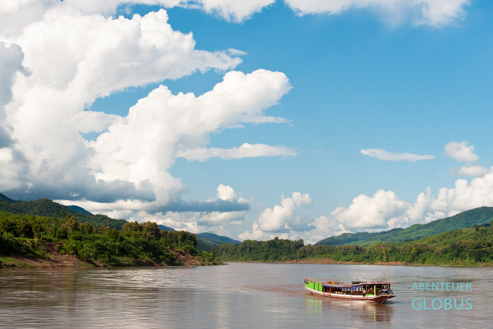 Mekong, Laos, Rucksackreisenden beliebte Strecke Houay Xay nach Luang Prabang benötigt solch ein Passagierboot zwei Tage. Übernachtet wird auf halber Strecke in Pakbeng.