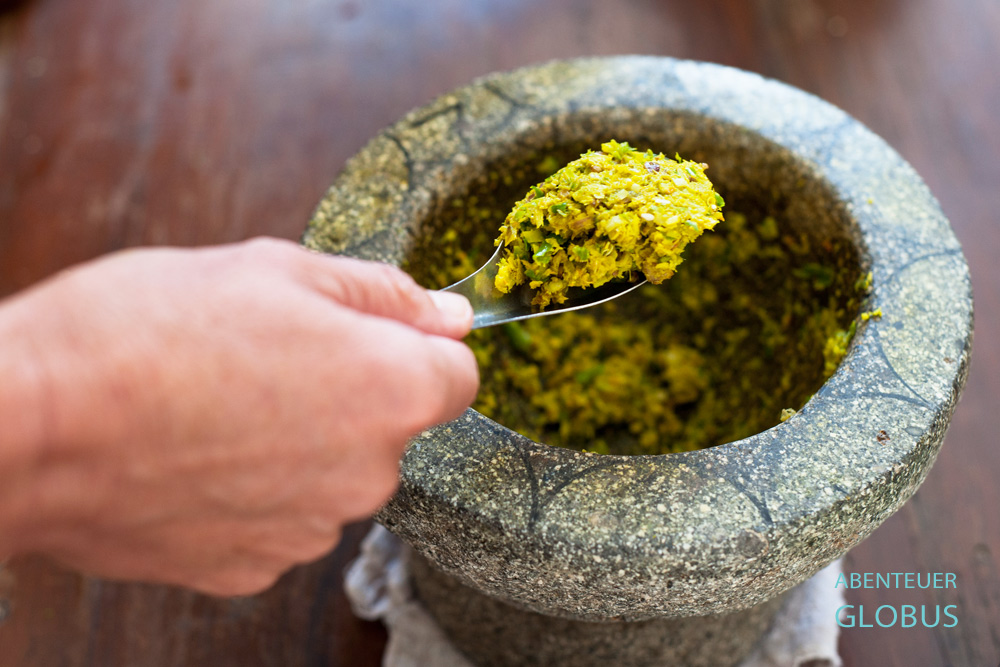 Kochkurs in der Kochschule Asia Scenic Thai Cooking School in Chiang Mai. Grüne Curry-Paste für das Thai-Curry Gang Kheow Wan Gai.