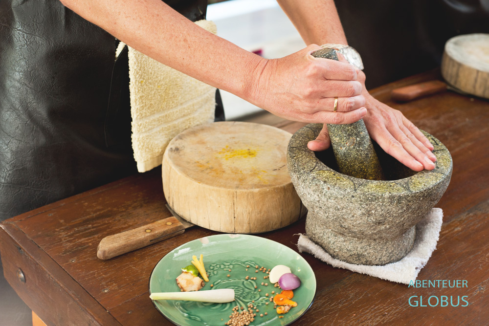 Kochkurs in der Kochschule Asia Scenic Chiang Mai sind elektrische Mixer und Zerkleinerer tabu. Traditionell kommt der Mörser für die Paste zum Einsatz.