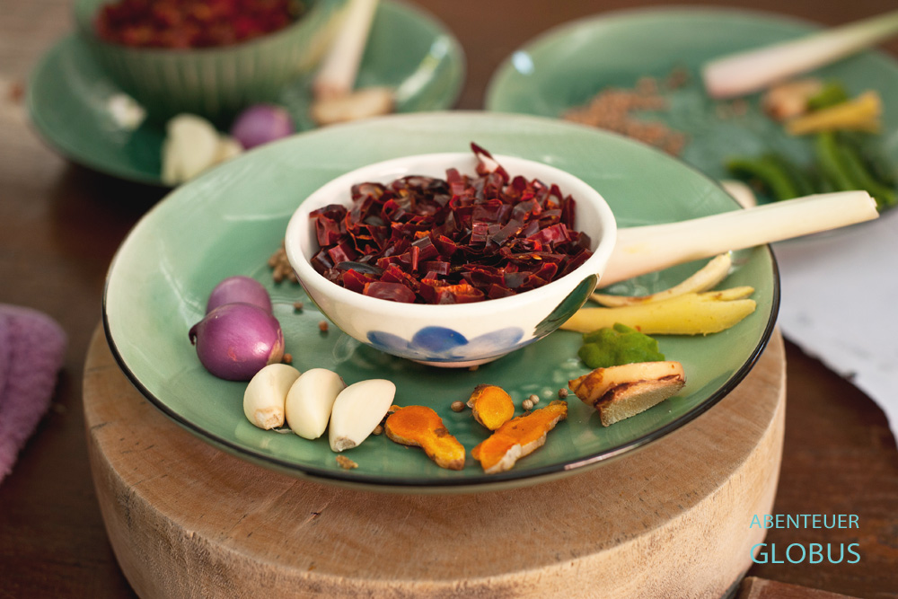 Kochkurs in der Asia Scenic Thai Cooking School in Chiang Mai. Zutaten für die rote Currypaste: getrocknete rote Chilis, Schalotten, Knoblauch, Gelbwurz, Galgant, Kaffir-Limette, Zitronengras und Koriandersamen.