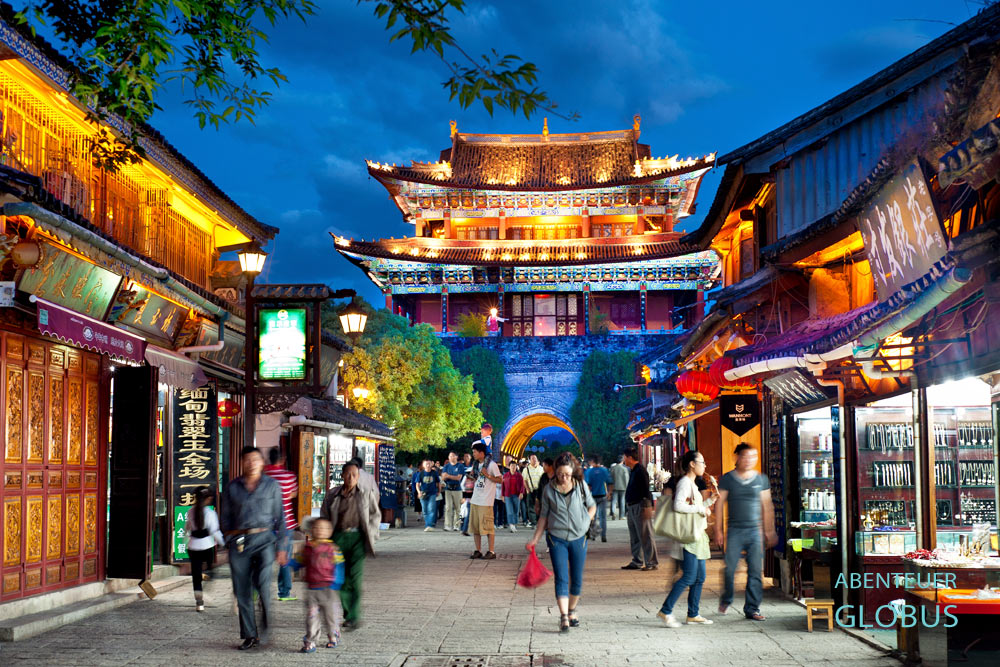 Yunnan, Dali. Bunt beleuchtete Altstadt mit Südtor und Fuxing-Straße