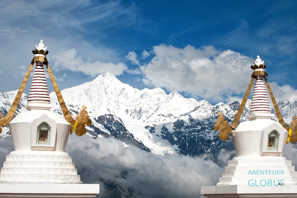 Yunnan, Mekong, Feilai Si, Tibetische Stupas. Im Hintergrund erhebt sich das Meili-Schneegebirge mit der höchsten Erhebung von Yunnan, dem 6.740 Meter hohen Khawa Karpo.