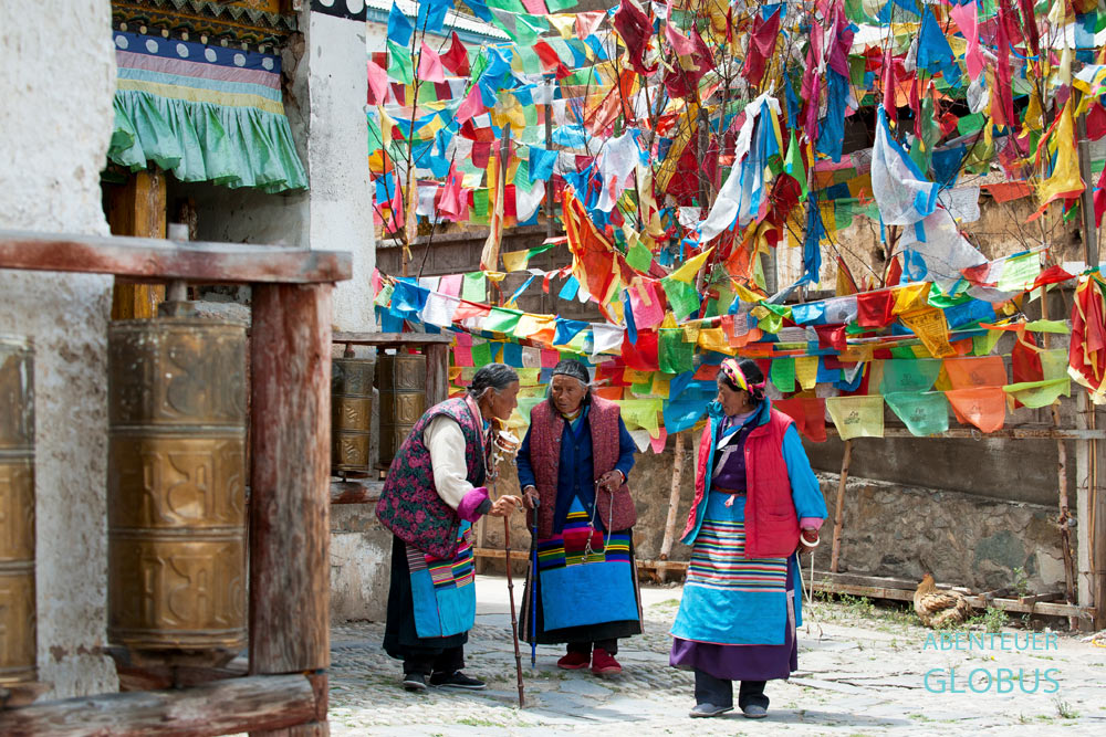 Yunnan, Mekong, Feilai Si, Tempel, Tibeterinnen mit Gebetsketten im buddhistischen Tempel Feilai Si.