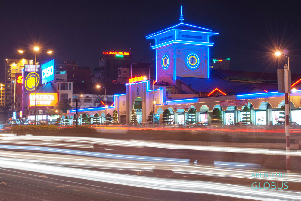 Vietnam, Ho-Chi-Minh-Stadt. Der Ben-Thanh-Markt wurde in der französischen Kolonialzeit 1914 erbaut und ist eine große Markthalle mit über eintausend Ständen und Geschäften.