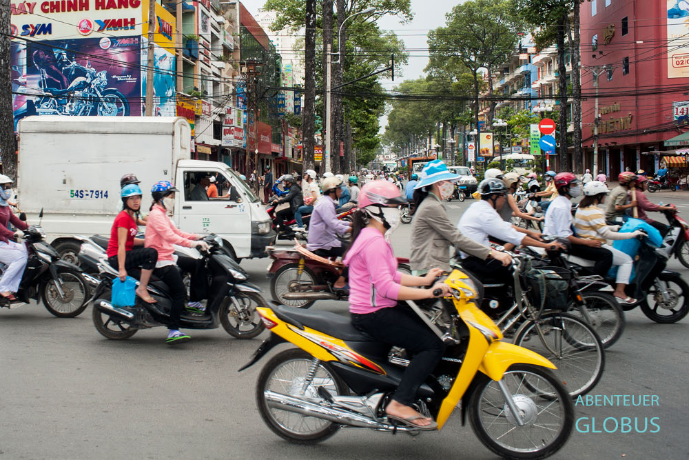Vietnam, Ho-Chi-Minh-Stadt. Wilder Verkehr mit Vietnamesischen Mopedfahrern, Autofahrern und Fußgängern in Chinatown Cholon.