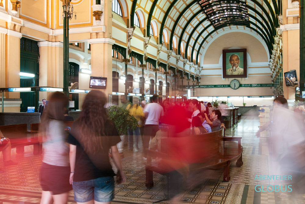 Hauptpostamt in Ho-Chi-Minh-Stadt in Vietnam. Das Postamt wurde zwischen 1886 und 1891 errichtet. Die riesige Schalterhalle ist ein Besuchermagnet.