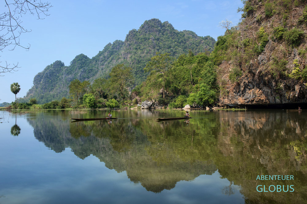 Myanmar, Hpa-an, Am Hinterausgang der Saddar-Höhle bei Hpa-an stößt man auf einen glasklaren See. Hier warten Bootsführer, die die Höhlenbesucher für einen Obolus von 3000 Kyat durch eine weitere Grotte wieder zurück zum Eingang zu schippern.