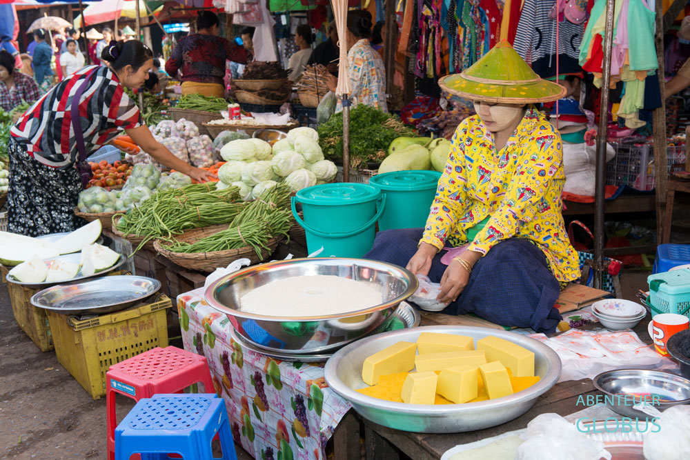 Myanmar, Hpa-an, Die Morgenmärkte, ob in den Städten oder auf dem Land, bieten frisches Obst, Gemüse, Backwaren und allerlei Leckereien für ein reichhaltiges burmesisches Frühstück an. Die Marktfrau auf dem Foto verkauft Tofu in zwei Varianten.