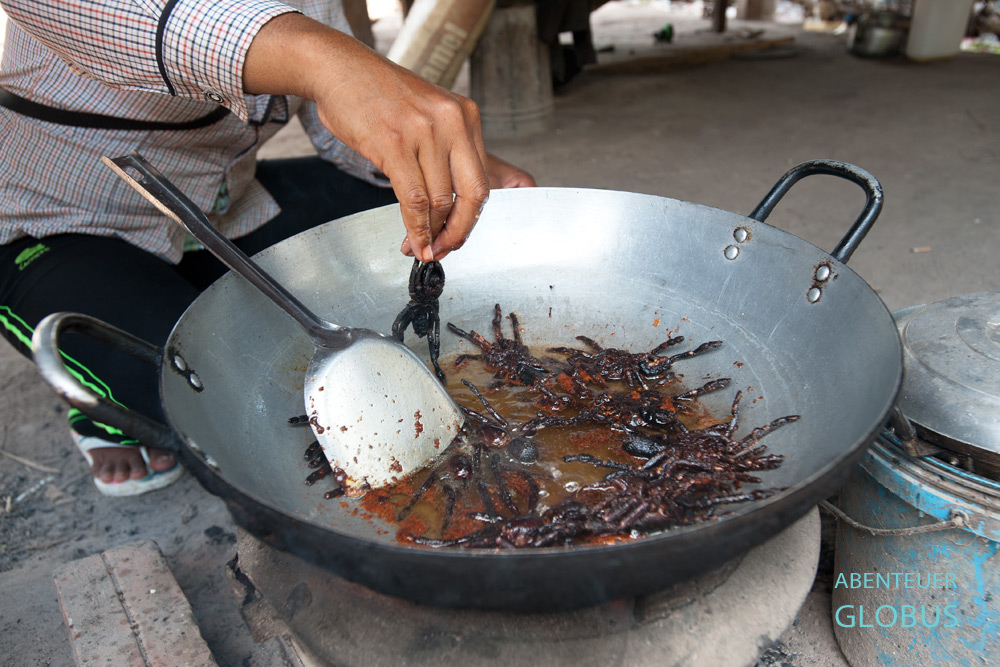 So schmecken frittierte Vogelspinnen in Kambodscha. Die Kambodschanerin Shin frittiert ihre gefangenen Vogelspinnen mit reichlich Öl im Wok.