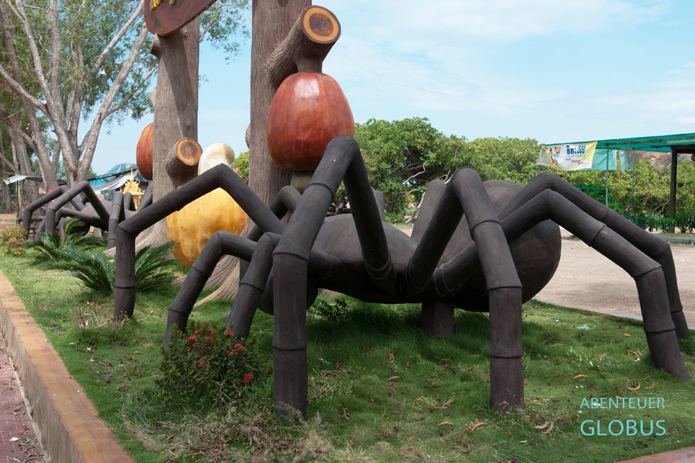 Kambodscha. Riesige Vogelspinnen aus Beton am Busstop in Skoun vor dem Rom Duol Restaurant 88.