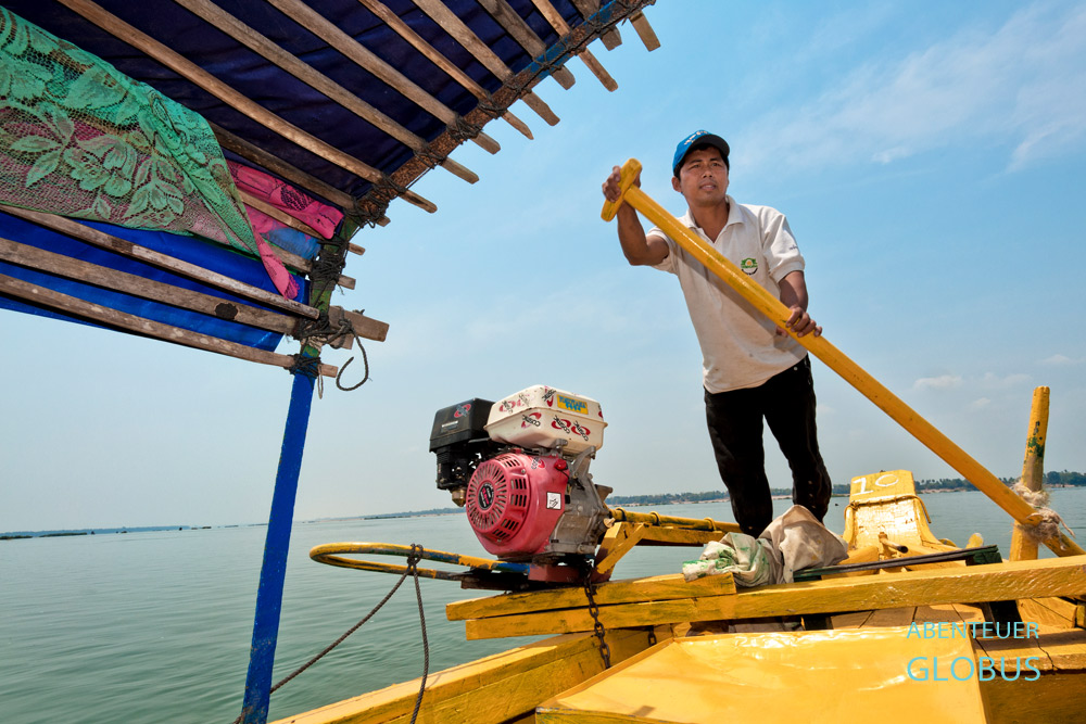 Der Kambodschaner Vol arbeitet schon einige Jahre als Bootsfahrer in Kampi und zeigt den Touristen die bedrohten Irrawaddy-Delfine im Mekong.