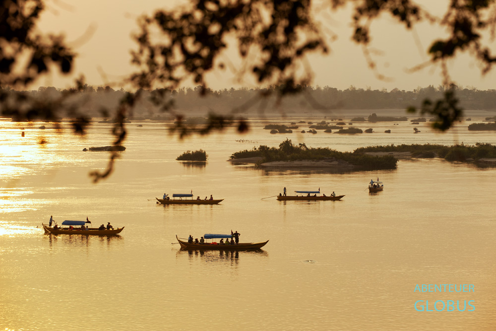 Kambodscha, Kampi, Dolphin Watching. Manchmal sind mehr Touristen in den Booten als die Irrawaddy-Delfine im Mekong.