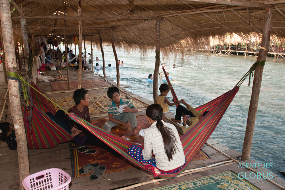 Kambodschaner feiern gern an Wochenenden. Die Stromschnellen am Mekong bei Kampi sind beliebte Picknick- und Badeplätze.