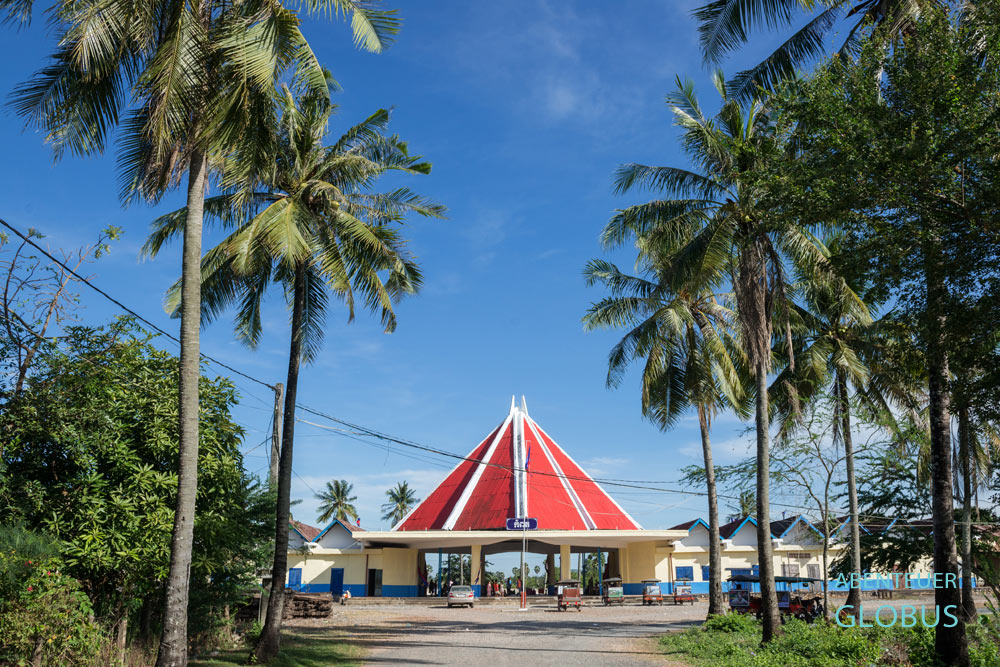 Am Bahnhof in Kampot warten Taxifahrer auf Gäste, die mit dem Zug von Phnom Penh kommen.