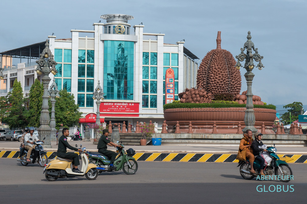 Kambodscha, Kampot, Kreisverkehr mit Durian