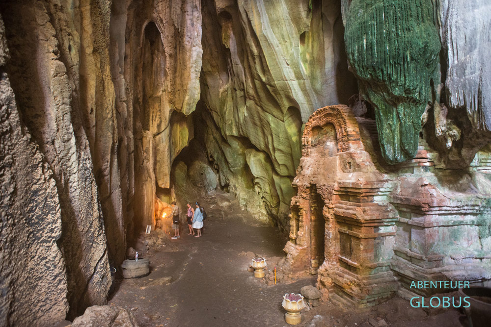 Kampot: Gleich hinter Kampot liegt der Karstberg Phnom Chhnork (Phnom Chhngok) mit einer Tropfsteinhöhle.
