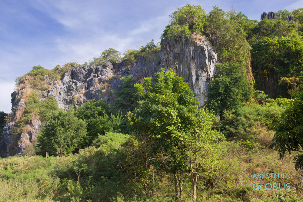 Kambodscha: Dieser Karstberg Phnom Kbal Romeas, nahe der Stadt Kampot, dient als Kletterparcour.