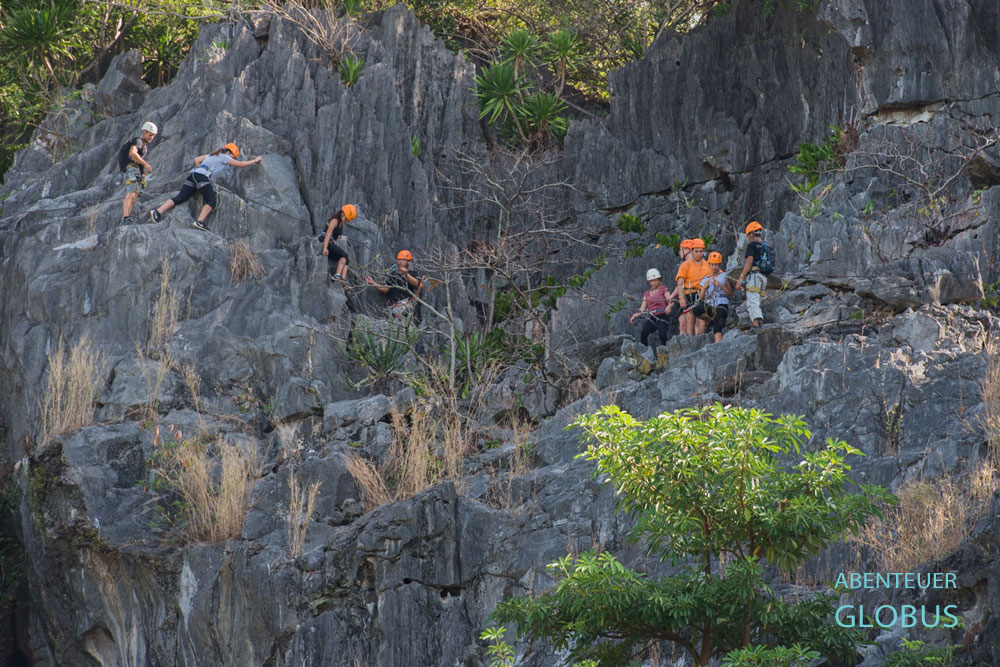 Aktivitäten: Kletterer auf dem Kletterparcour am Karstberg Phnom Kbal Romeas nahe der Stadt Kampot.