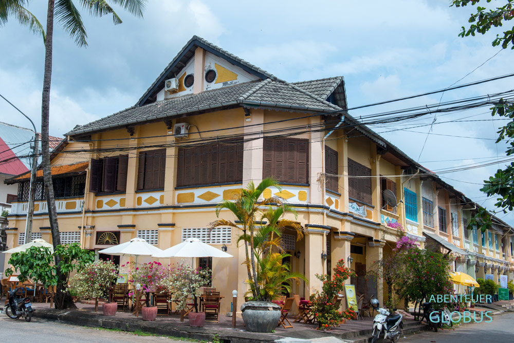 Kambodscha: Kolonialhaus in der Kleinstadt Kampot am Teuk-Chou-Fluss