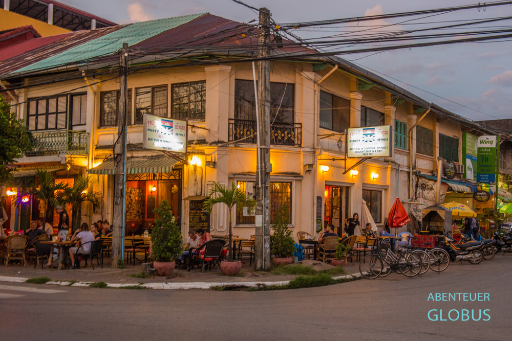 Kambodscha, Kampot, Kneipenmeile der Kleinstadt