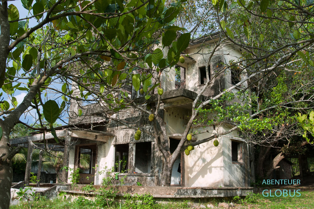 Leer und noch verfallen sind die Häuser der Franzosen in Kep. Viele dieser Kolonialbauten werden jetzt restauriert.